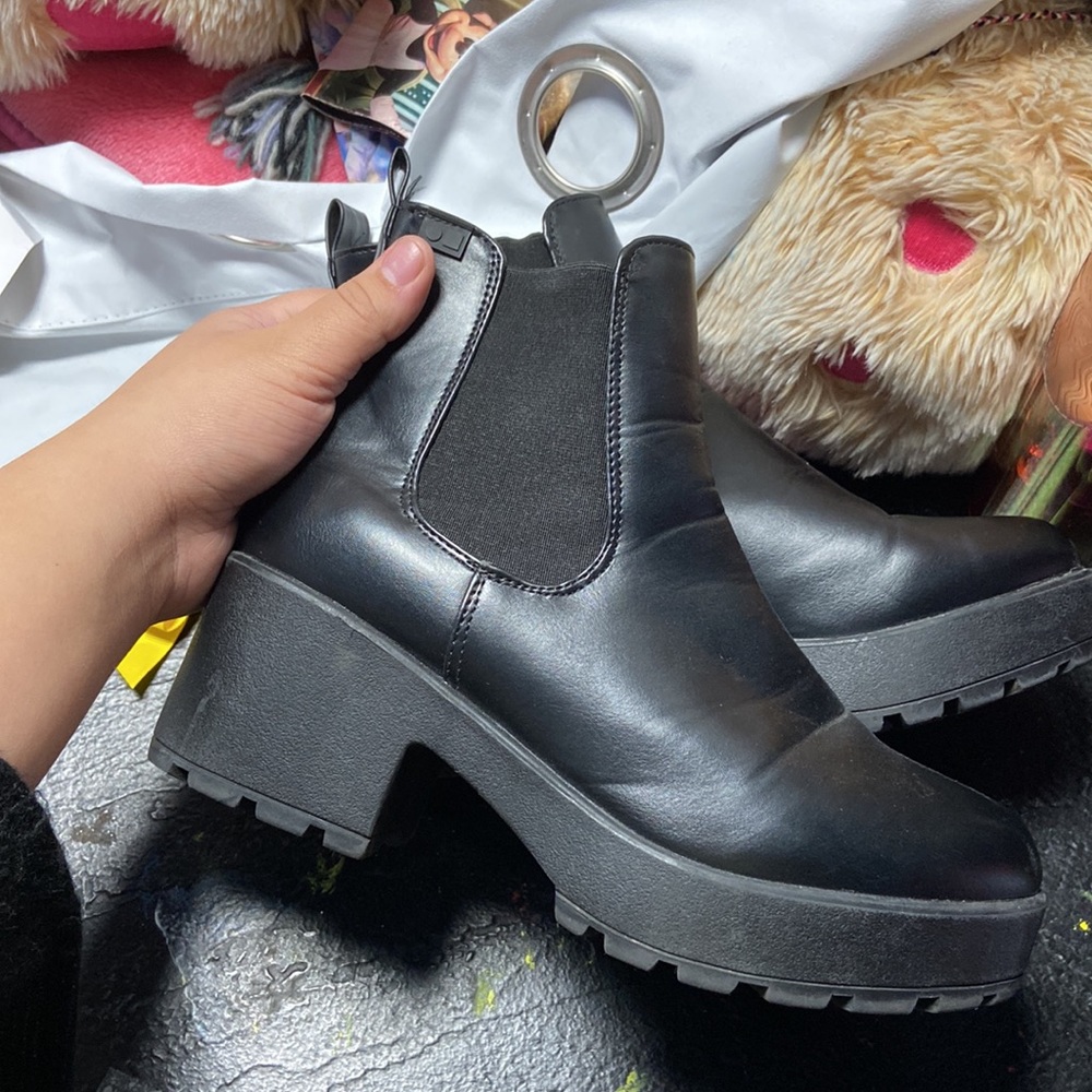Black heeled chelsea boots